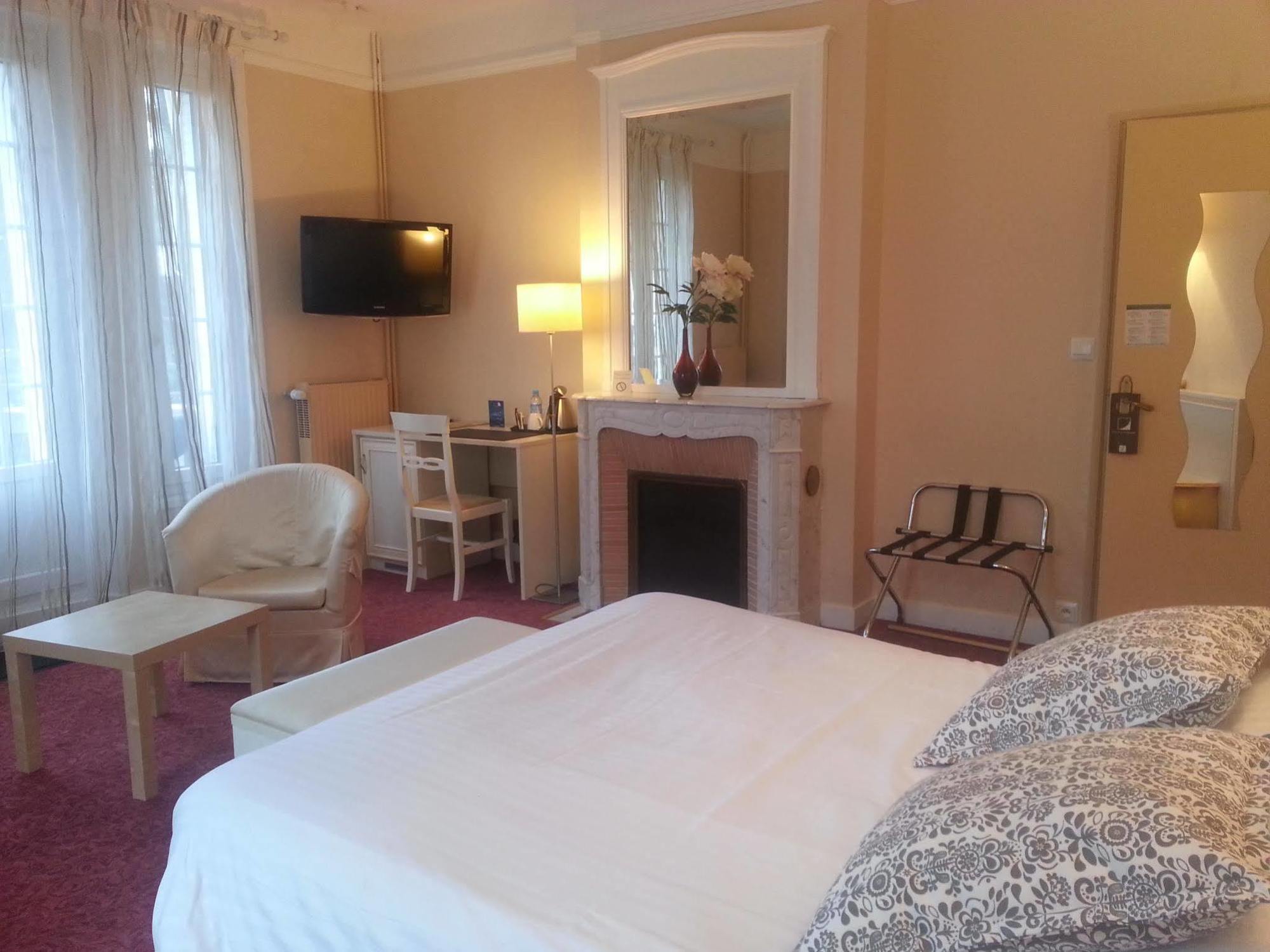 Logis Hotel Restaurant Le Parc Salbris Esterno foto